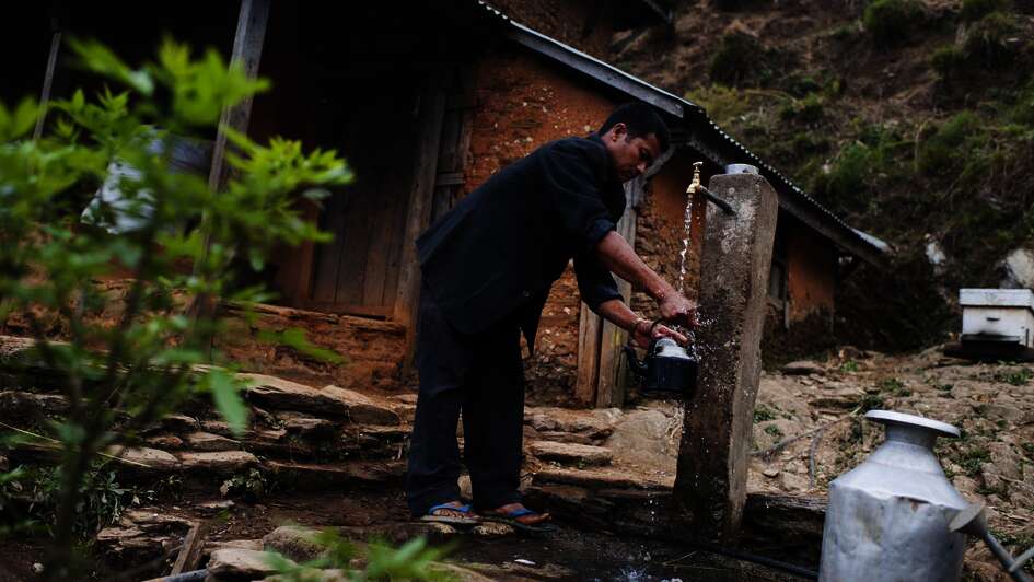 Sauberes Trinkwasser im Dorf Caughara, Nepal, 2012. 