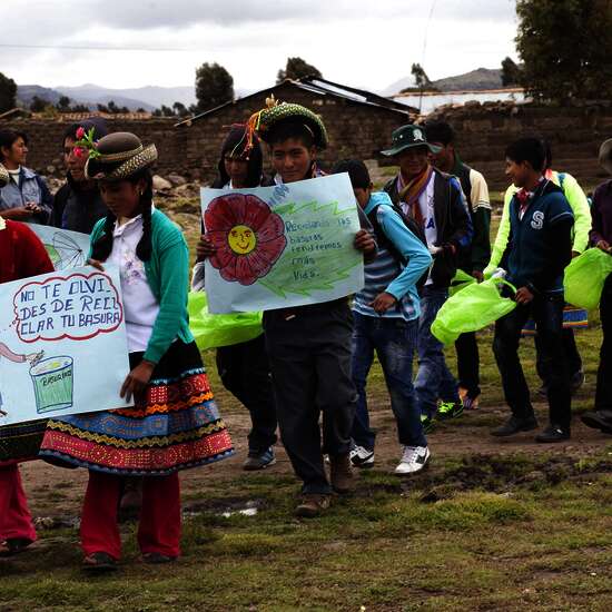 pupils gathering rubbish together, school, "Valent’n Paniagua Curazao"