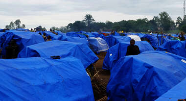 Blaue Zeltunterkünfte im Flüchtlingscamp Mudjipela in der Provinz Ituri, DR Kongo. 