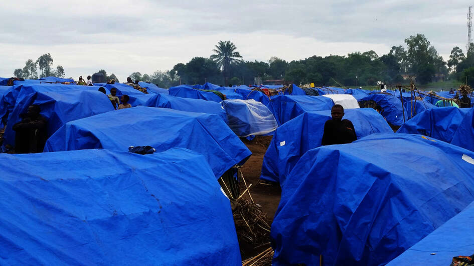 Blaue Zeltunterkünfte im Flüchtlingscamp Mudjipela in der Provinz Ituri, DR Kongo. 