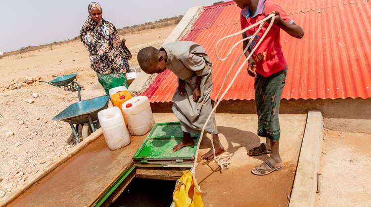 2022-kinder-wasserreservoir-somaliland-c-welthungerhilfe.jpg