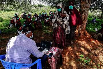 Viele Menschen stehen an für eine Registrierung, Somalia.