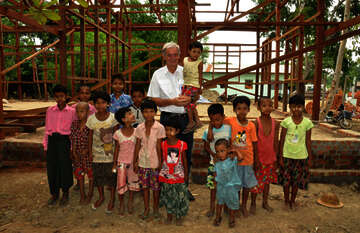 Stiftung: Ein Mann und eine Gruppe von Kindern in Myanmar