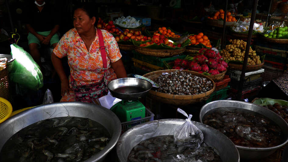 Women at the market, who sells seafood