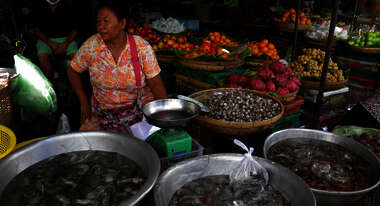 Women at the market, who sells seafood