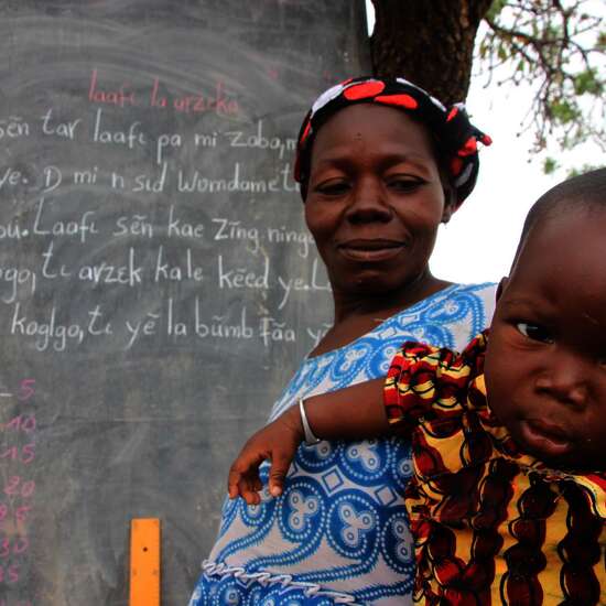 Mutter mit Baby bei Alphabetisierungskurs in Burkina Faso
