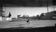 2017-fotoprojekt-handstand-tuerkei-syrien-ziyad-2.jpg A child doing a handstand in front of rubble