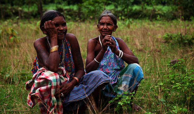 Zwei Freundinnen, Rami (li.) und Bari Pacharin (r.), aus Ketoku, Jharkand in Indien.