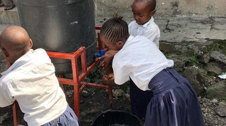 Ebola-Prävention in der Demokratischen Republik Kongo: Schulkinder waschen sich an einem kleinen Wassertank die Hände. Schulkinder waschen sich an einem kleinen Wassertank die Hände.
