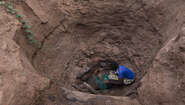 2021-kenia-kinakoni-ausgetrocknetes-flussbett-brunnen-40-millionen-vor-hungersnot.jpg Eine Frau holt Wasser aus einem tiefen Loch in einem ausgetrockneten Fluss, Kenia 2021.