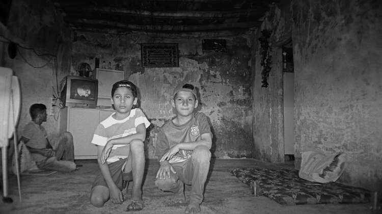 Fotoprojekt-2017-Jungen-Unterkunft-Syrien-Welthungerhilfe.jpg Juan takes pictures of his brother and a friend