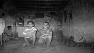 Fotoprojekt-2017-Jungen-Unterkunft-Syrien-Welthungerhilfe.jpg Juan takes pictures of his brother and a friend