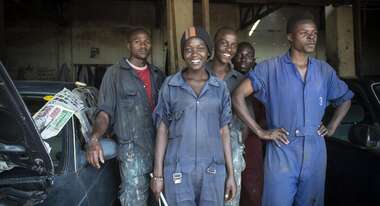 Uganda Skill Up Projekt Eine Gruppe Jugendlicher in einer Autowerkstatt