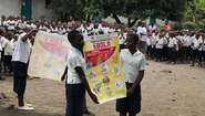 Schulkinder in der Nähe von Goma (D. R. Kongo) halten Informations-Plakate über die Gefahren, Ansteckungswege und Symptome von Ebola sowie über Präventionsmaßnahmen. Schulkinder in der Nähe von Goma (D. R. Kongo) halten Informations-Plakate über die Gefahren, Ansteckungswege und Symptome von Ebola sowie über Präventionsmaßnahmen.