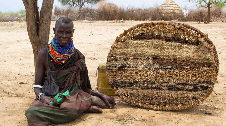 2022-frau-duerre-turkana-kenia-c-bettina-ruehl.jpg Dürre in Kenia: Eine Frau sitzt auf dem Boden.