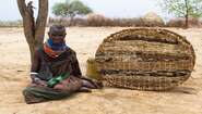 2022-frau-duerre-turkana-kenia-c-bettina-ruehl.jpg Dürre in Kenia: Eine Frau sitzt auf dem Boden.