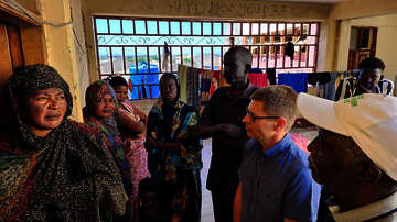 Mathias Mogge, Generalsekretär der Welthungerhilfe, besucht ein Camp für Binnenflüchtlinge in Port Sudan, Sudan.