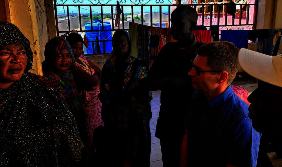 Mathias Mogge, Generalsekretär der Welthungerhilfe, besucht ein Camp für Binnenflüchtlinge in Port Sudan, Sudan.