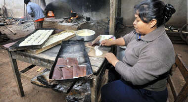 Frau in Bäckerei in Bolivien 