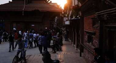 Straße in Nepal im Sonnenuntergang