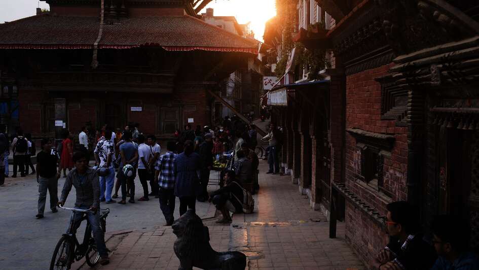 Straße in Nepal im Sonnenuntergang