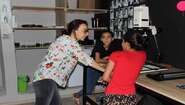 Fotoprojekt-2017-Maedchen-Lehrerin-Syrien-Welthungerhilfe.jpg Emel Ernalbant talking to two girls