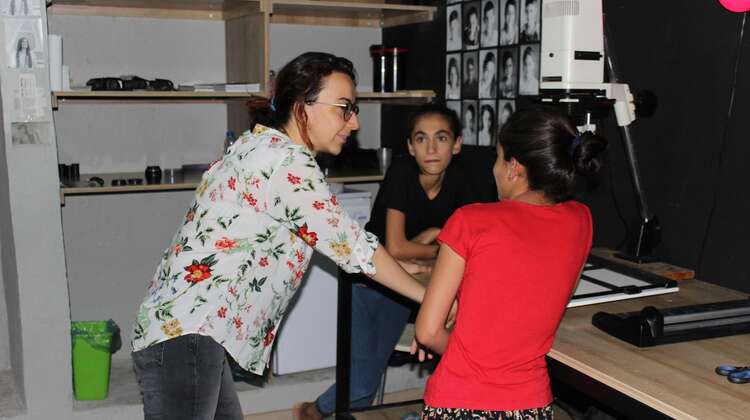 Fotoprojekt-2017-Maedchen-Lehrerin-Syrien-Welthungerhilfe.jpg Emel Ernalbant talking to two girls