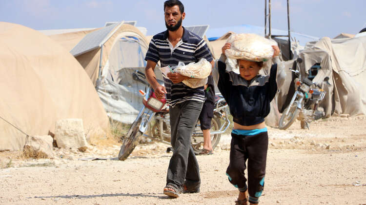 Together with its partner organisation HIHFAD, Welthungerhilfe distributed bread to refugees in Idlib. 