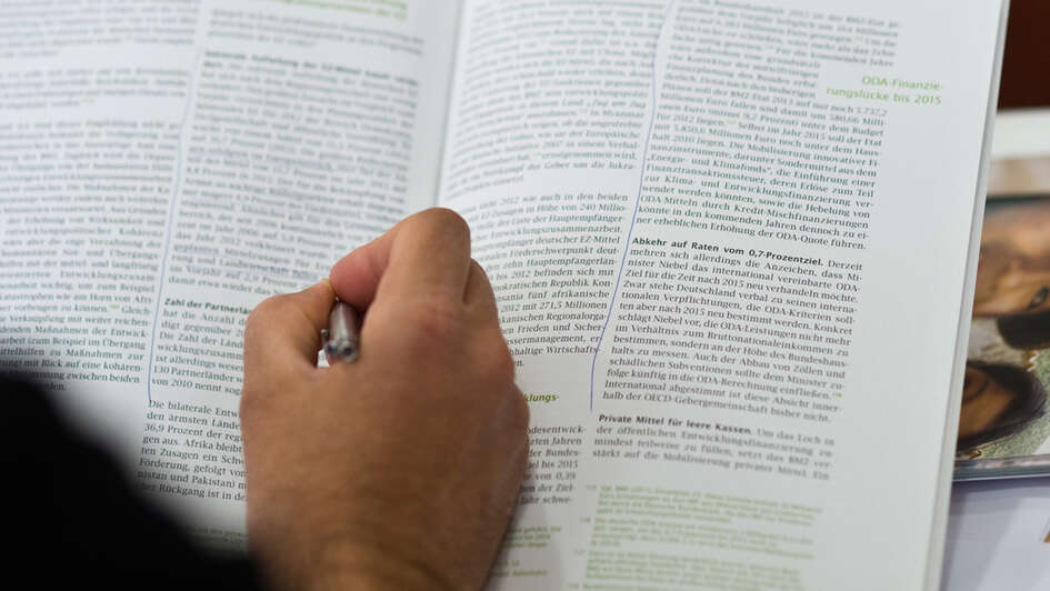 Detailaufnahme: Jemand macht Notizen in einem Buch