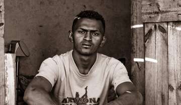 25-year-old Eddy had no job and tried to earn some money on the market. He did not know that he would soon become guardian of Toliara market’s new biodigester. 25-year-old Eddy is looking straight in the camera